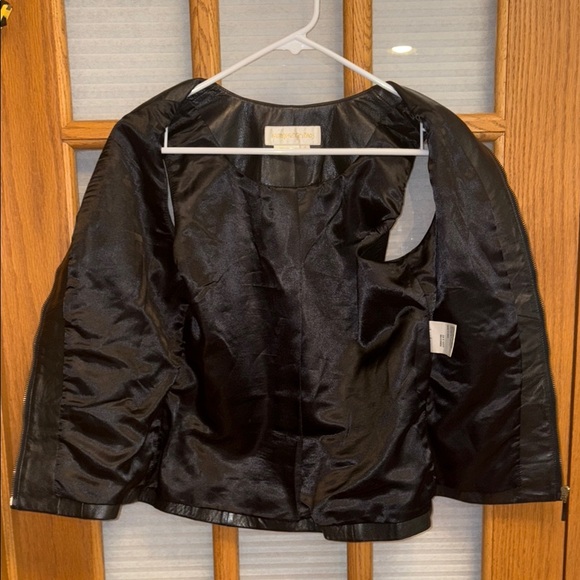 Black Leather Vest with Detailing - Picture 4 of 8